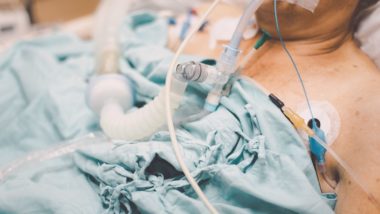 SUS disponibiliza primeiro medicamento aprovado para tratamento da Covid-19 Pesquisadores britânicos avaliaram 40 mil dados médicos de pacientes infectados com a variante Delta e Alpha, e os compararam.