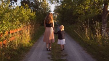 Obediência, a virtude que aponta um caminho seguro para os filhos É por meio das orientações e regras estabelecidas pelos pais que a criança começa a trilhar um caminho para o bem e para a felicidade.