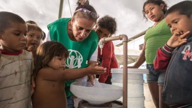 Ações em desastres, regiões carentes e com refugiados: conheça a Adra no Brasil Com o auxílio de doadores, a instituição já atendeu mais de 100 mil pessoas em situação de vulnerabilidade no país, atuou em catástrofes como a de Brumadinho e ajudou 60 mil refugiados.