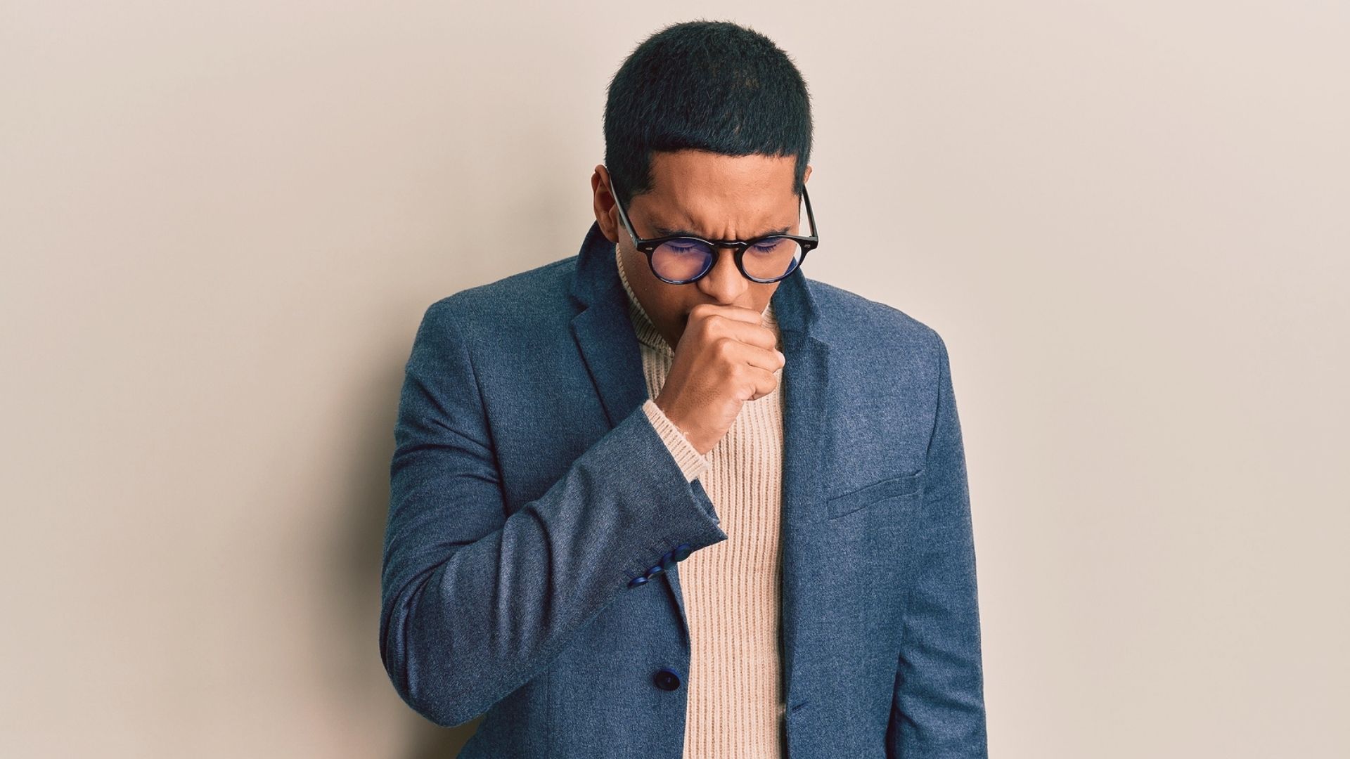 Os pacientes com bronquite normalmente relatam sintomas relacionados à tosse seca, às vezes com secreção, chiado no peito, ou pressão no peito, a sensação do peito carregado.