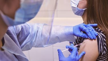 Após um ano, vacinas da AstraZeneca e Pfizer mantêm proteção contra variantes, diz estudo Participaram do estudo 2.149 profissionais da saúde de Estocolmo. A pesquisa ainda não foi revisada por outros pesquisadores.