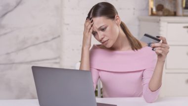 Cartão de crédito, vilão ou mocinho? Depende do jeito que você gasta Cuidado com cartão de crédito passa por não parcelá-lo, pois que os juros são muito altos.