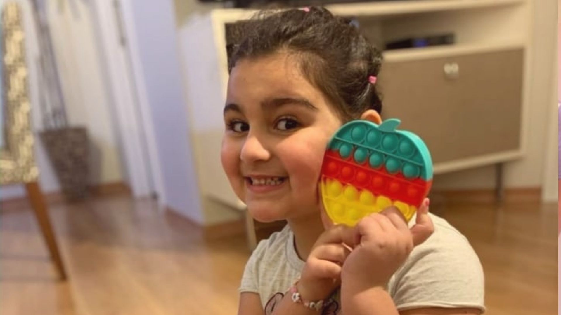 Alice tem 5 anos e aproveita seu Push Pop It para se divertir com a família.