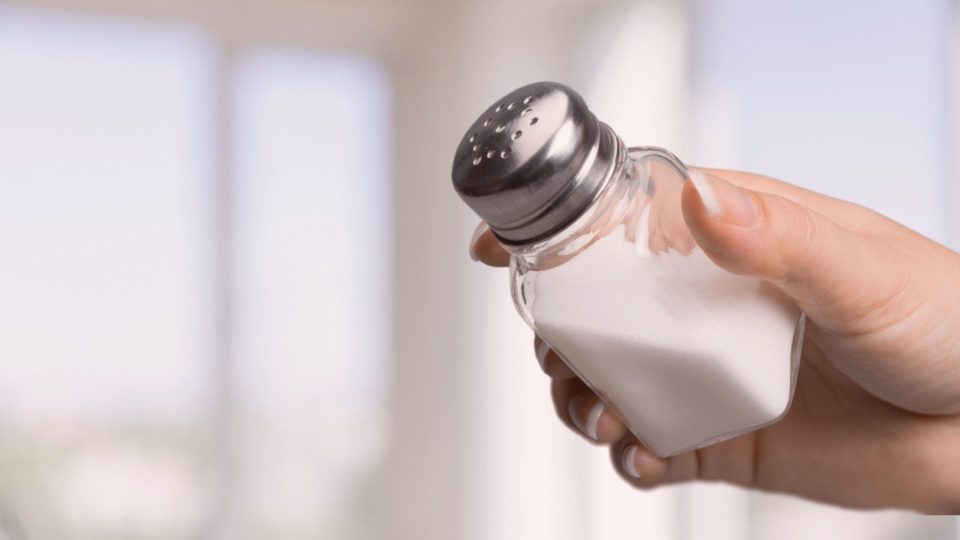 Substituir sal evita morte por doença cardiovascular. Veja quanto consumir Substituir o sal por um produto com menos sódio pode ter efeito muito benéfico à saúde.