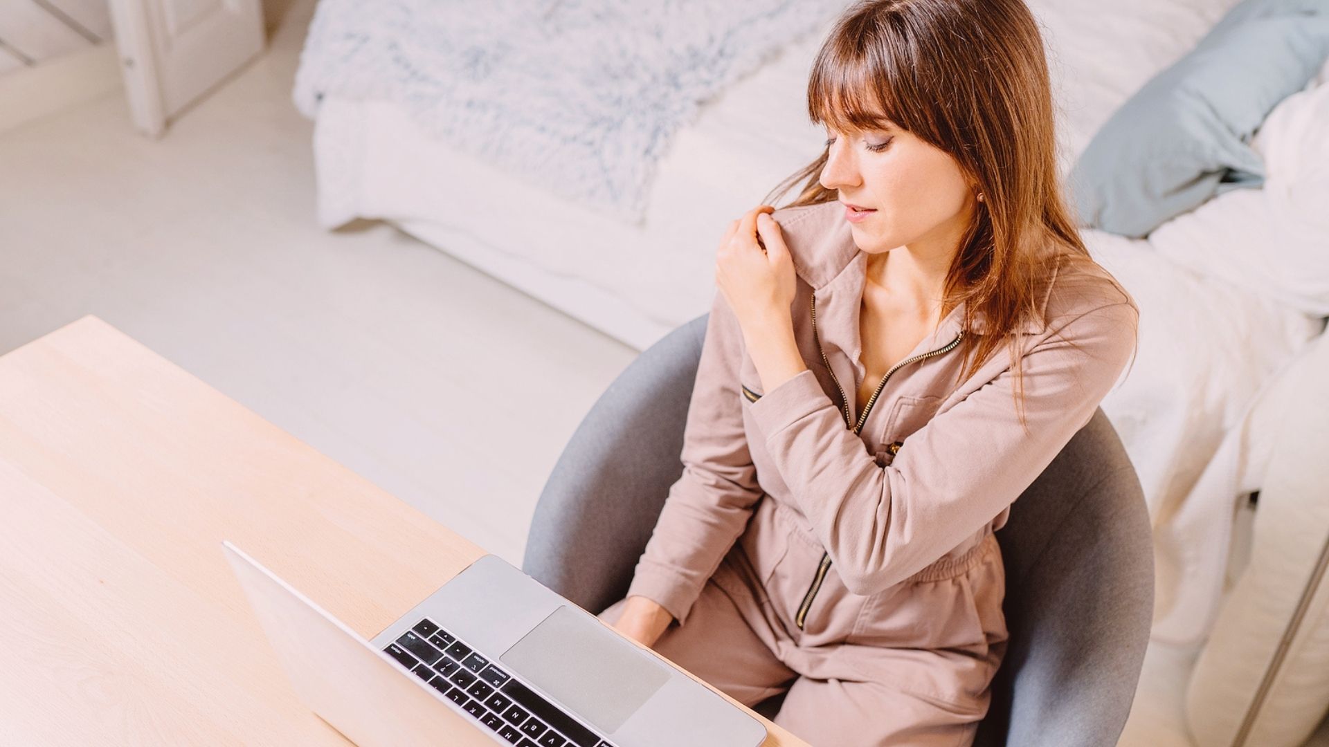 Dores nas costas são comuns no home office, mas há dicas que vão melhorar sua vida em casa.