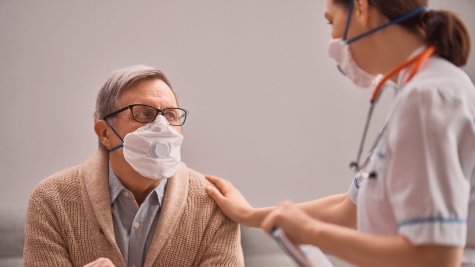 Sintomas de dengue podem confundir com a Covid-19. Veja diferenças A febre da dengue dura mais de quatro ou cinco dias, enquanto a causada pela Covid-19 tem duração menor.