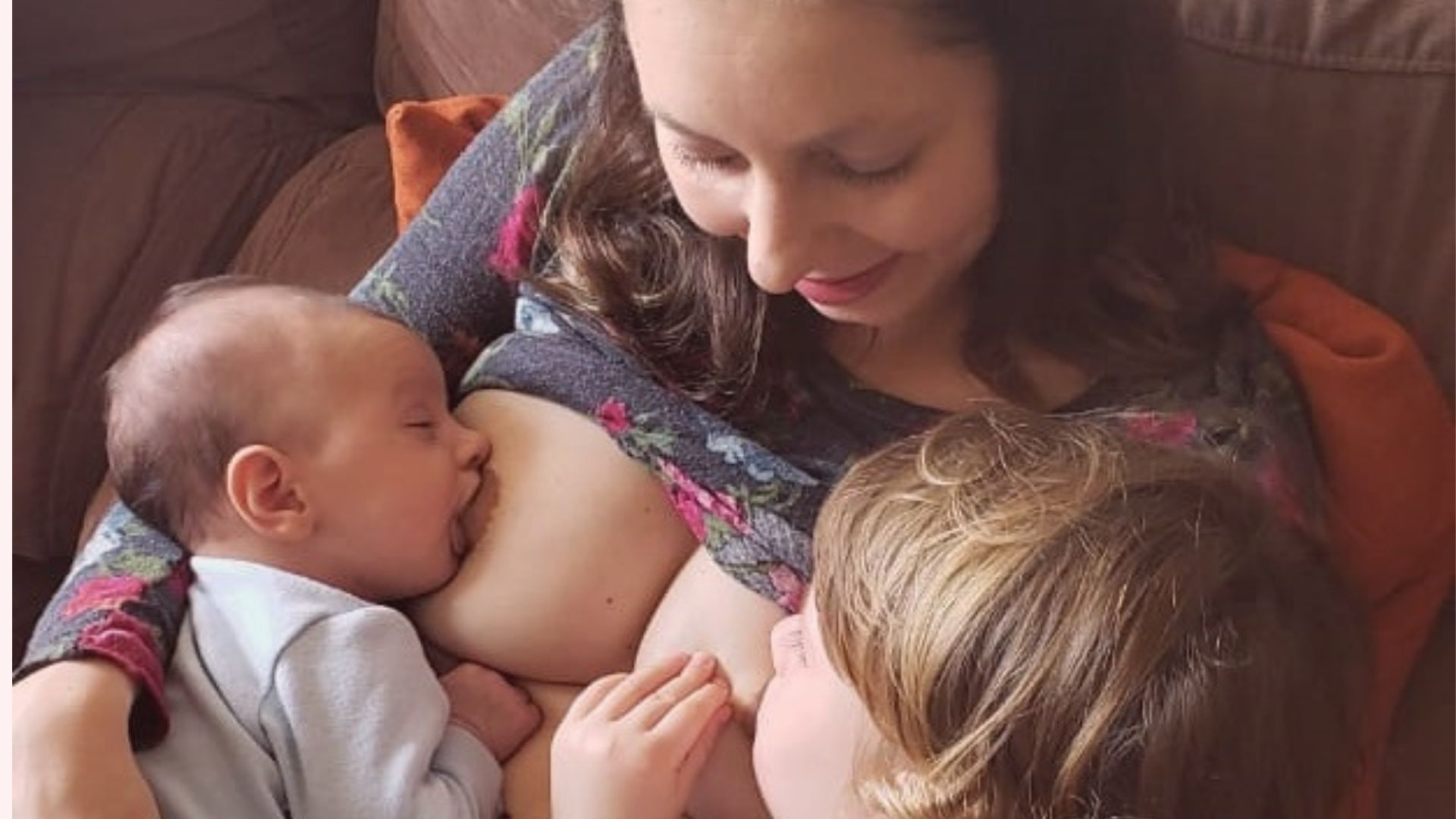 Melanie Kamarowski amamenta os filhos Théo, de 1 mês, e a Maria Flor, que acabou de completar 3 anos.