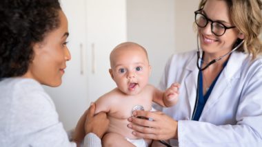 Quando os pais devem levar seu filho a um cardiologista São diversos os sinais que indicam que a saúde cardíaca da criança não está ótima e que exigem exames médicos.