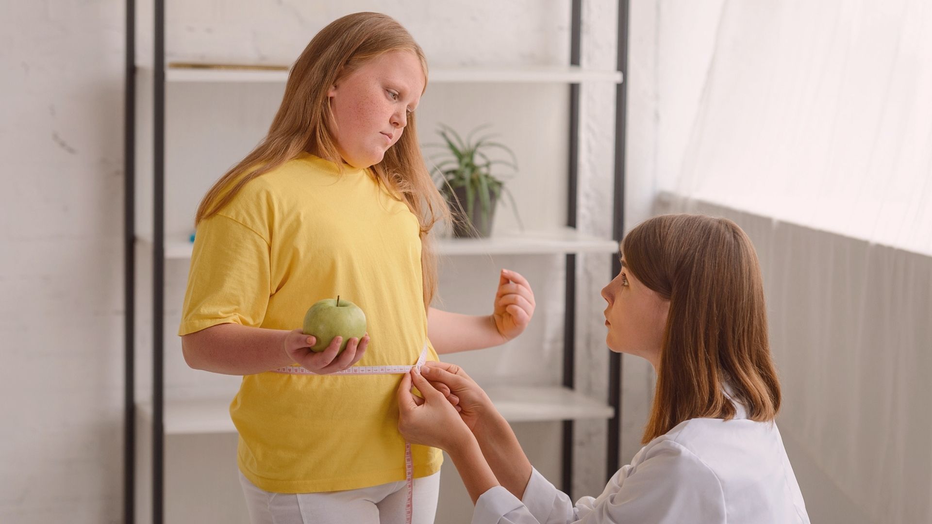 Esperar crescer não é solução para a obesidade quando adolescente e os pais devem se atentar para tomar outras medidas.