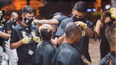 Barbeiros de SP se unem para levar dignidade a quem vive nas ruas O projeto Navalha nas Ruas monta um salão itinerante nas calçadas de São Paulo para oferecer corte de cabelo e outros serviços às pessoas em situação de rua.