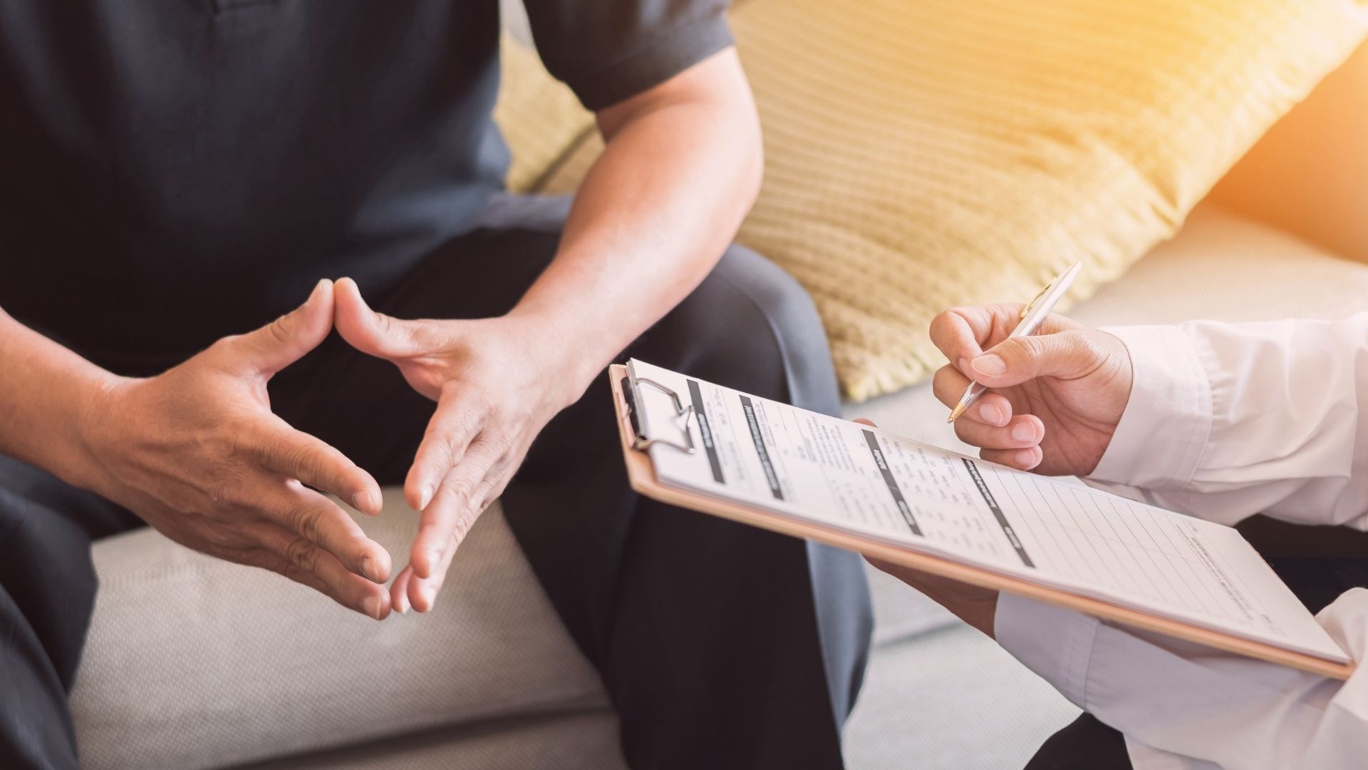 Entre os principais mitos relacionados ao câncer de próstata está se segurar o xixi causaria a doença.