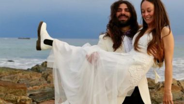 Noiva faz vestido com texturas para que noivo cego possa “enxergá-lo” no casamento Assim como no primeiro encontro do casal, Kelly Ann usou um vestido com texturas para que Anthony pudesse senti-lo ao toque.