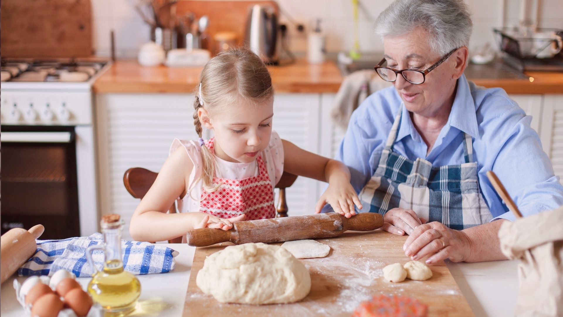 Colocar a “mão na massa” para preparar tinta, massinha de modelar, circuitos de obstáculos e outras atividades contribui para o desenvolvimento cognitivo dos pequenos