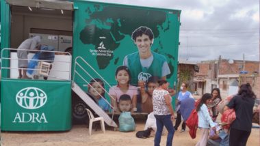 Alimento, roupas e amor sobre rodas: conheça a Carreta Solidária O veículo adaptado de 45m² foi criado para atender situações de desastres, mas também viaja pelo Brasil atuando em áreas carentes.