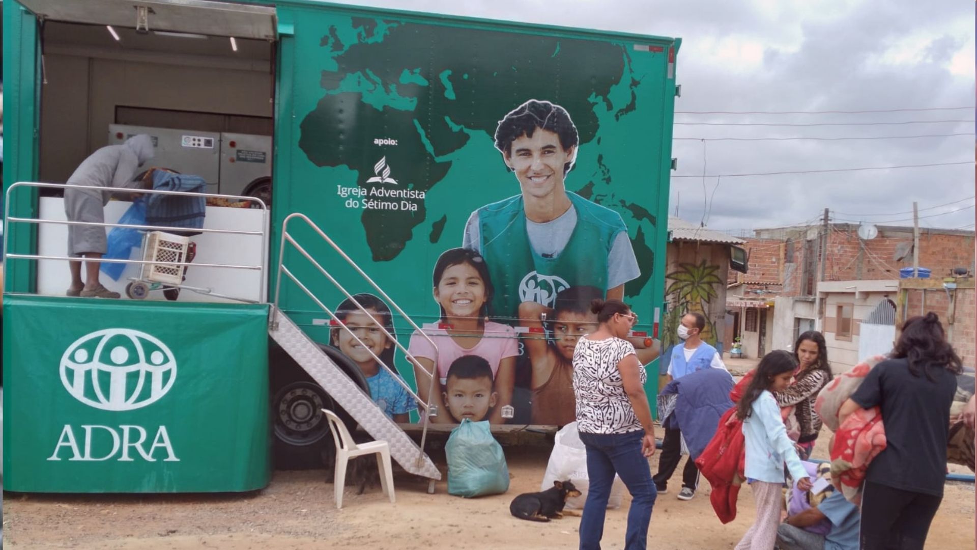 O veículo adaptado de 45m² foi criado para atender situações de desastres, mas também viaja pelo Brasil atuando em áreas carentes.