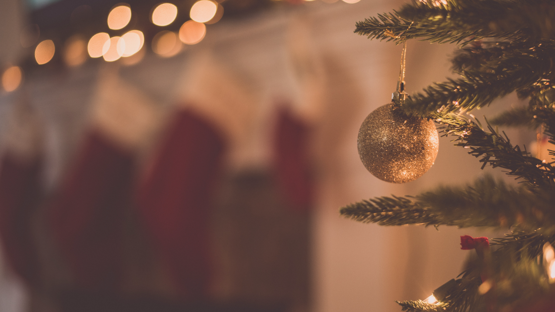 Os símbolos natalinos ajudam a criar uma atmosfera de expectativa pelo nascimento de Jesus.