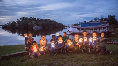 Com garrafas PET e canos PVC iniciativa já levou luz a milhares de brasileiros Garrafas PET, canos de PCV e placas solares viram lampiões e postes de iluminação pública, para comunidades em todo o Brasil.