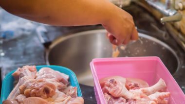 4 erros na higiene de alimentos e ao cozinhar que podem adoecer sua família Lavar frango na pia é um dos erros mais comuns, cometido por quase metade dos brasileiros.