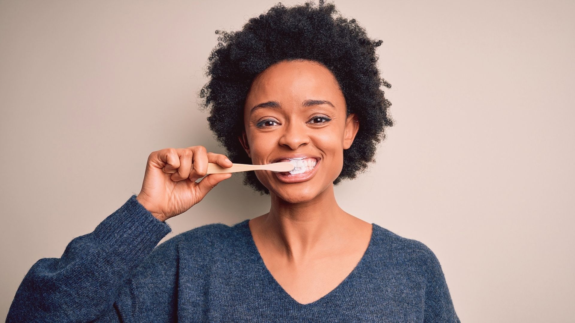 Clareamento dental caseiro não traz resultados e pode causar alguns problemas.