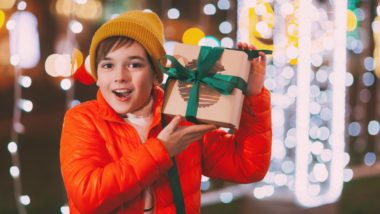 Necessidade X desejo: aproveite o Natal para ensinar essa diferença às crianças Perto do Natal fica difícil controlar a vontade de satisfazer todos os pedidos de presente dos pequenos, mas é importante estabelecer limites.