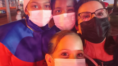 Projeto em Toledo promove espiritualidade e iniciação profissional para crianças e adolescentes carentes Maria Inês Manica, gestora geral do projeto, com crianças acolhidas pela Casa de Maria, em Toledo, no Paraná.
