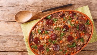 Reutilize sobras de comidas das festas de modo seguro com algumas dicas Uma receita clássica com sobras de arroz é fazer um saboroso arroz de forno.