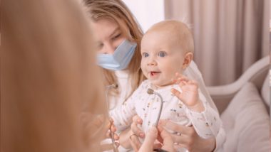 7 dicas para fazer exames de sangue em bebês Escolher um laboratório especializado e reduzir o tempo de jejum do bebê são algumas dicas para fazer exames de sangue em bebês.