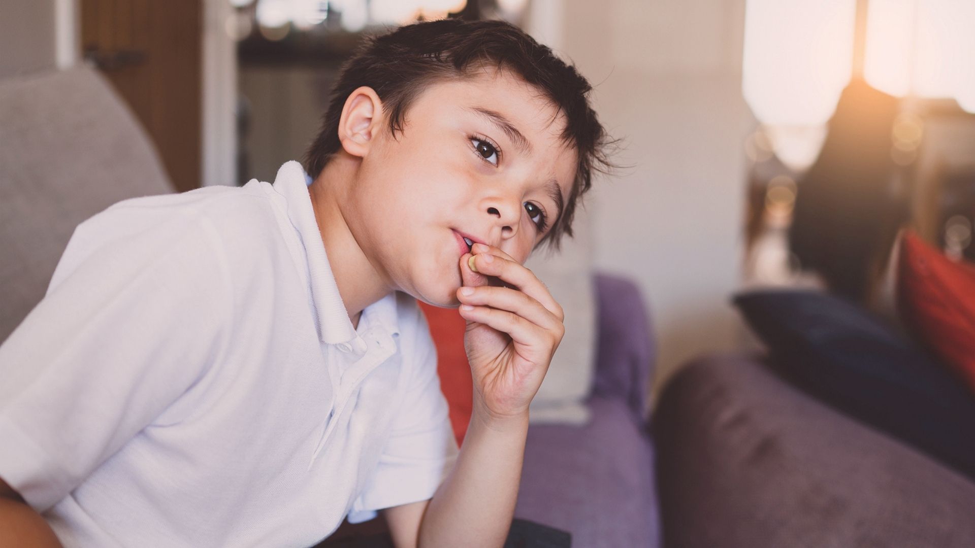 Evitar que as crianças sofram, dentro de suas limitações, impedindo que superem suas dificuldades, causa inúmeros prejuízos ao futuro delas.