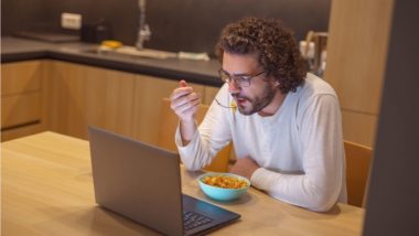 Jantar muito tarde pode aumentar em 50% o risco de diabete, diz estudo Jantar em um horário muito próximo da hora de dormir aumenta a tolerância à glicose, especialmente naqueles com uma variante de risco genético no receptor de melatonina chamado MTNR1B.
