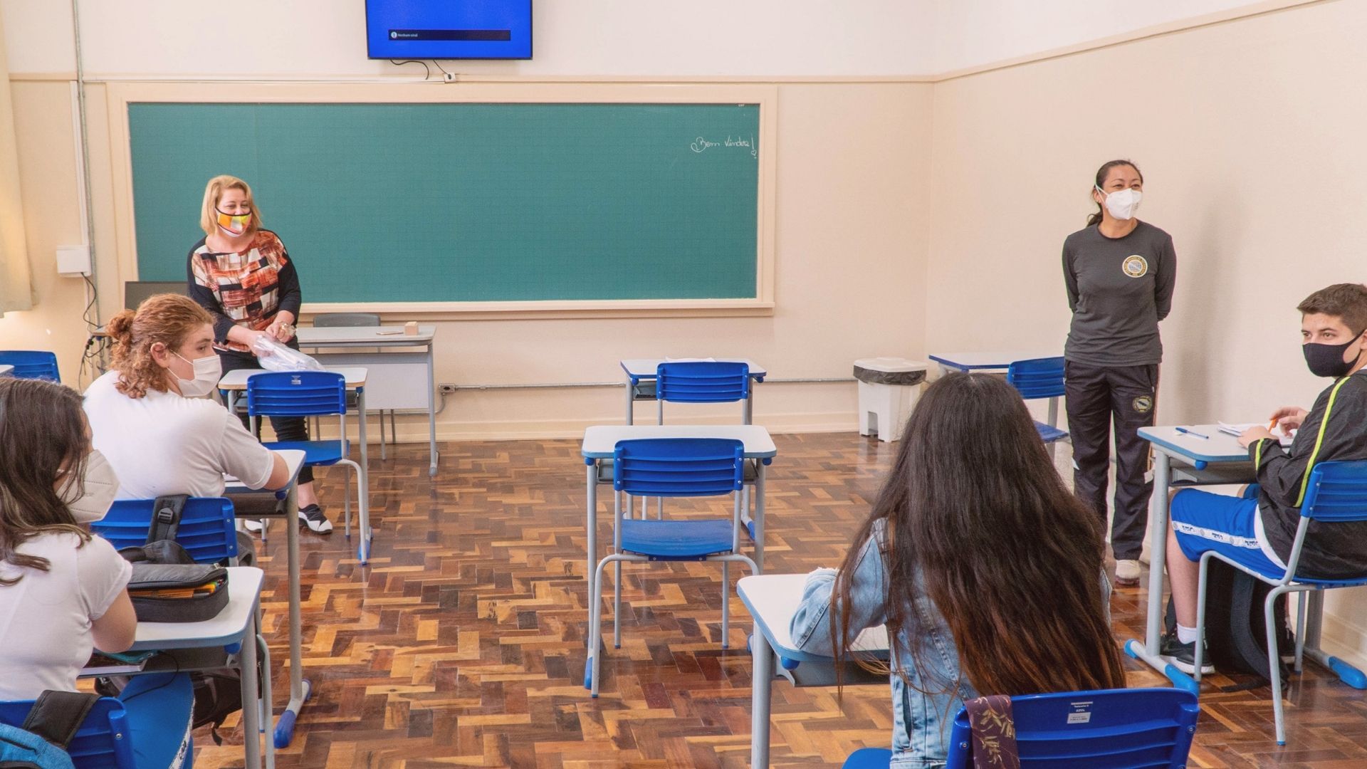 Usar máscaras de qualidade, higienizar as mãos com frequência e manter o distanciamento são essenciais para evitar a Covid-19 no retorno à sala de aula