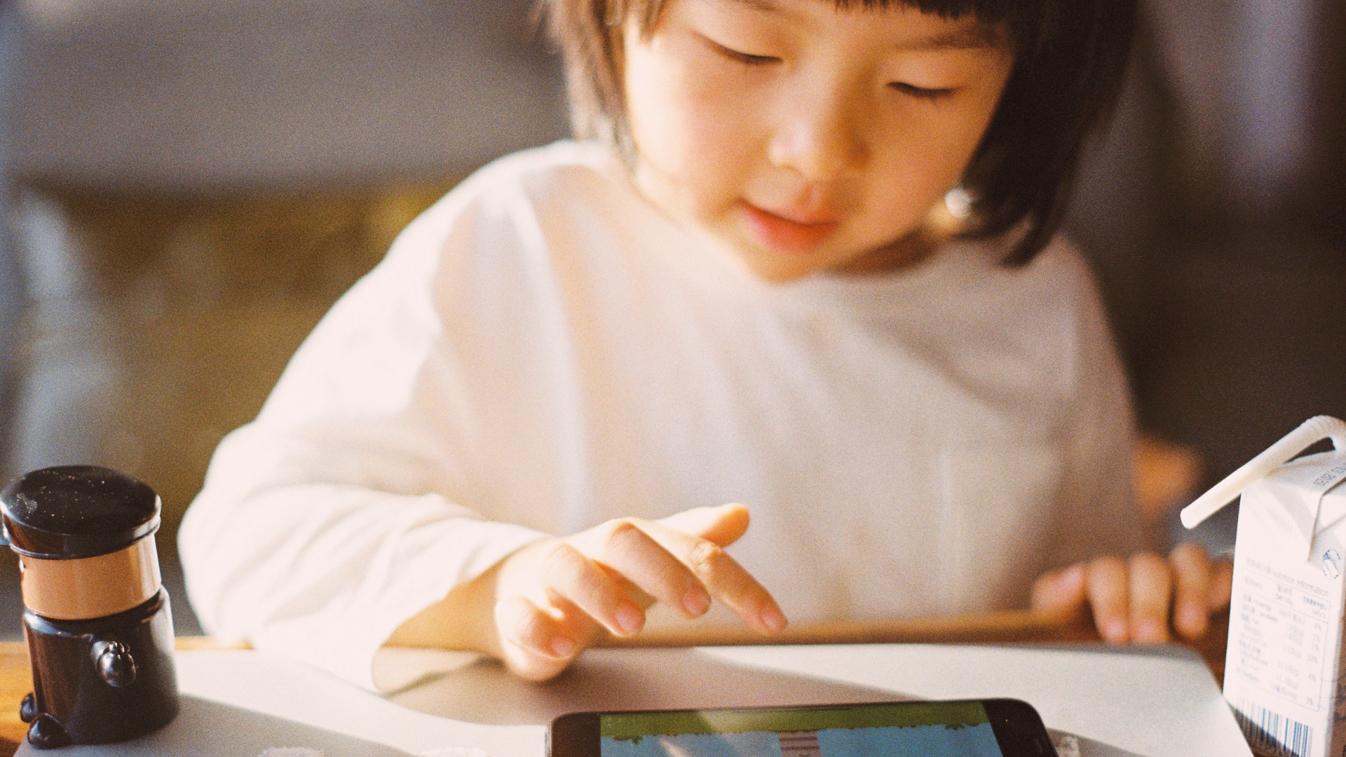 As telas até podem fazer parte de uma rotina saudável, mas seu uso de maneira inadequada causa uma série de malefícios às crianças.