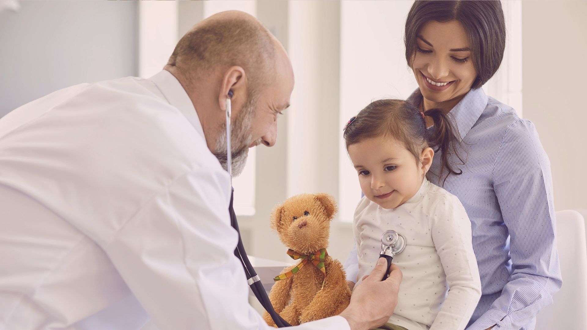 Esses direitos previstos pela CLT possibilitam que o pai acompanhe consultas de pré-natal da companheira e leve seu filho de até seis anos ao médico