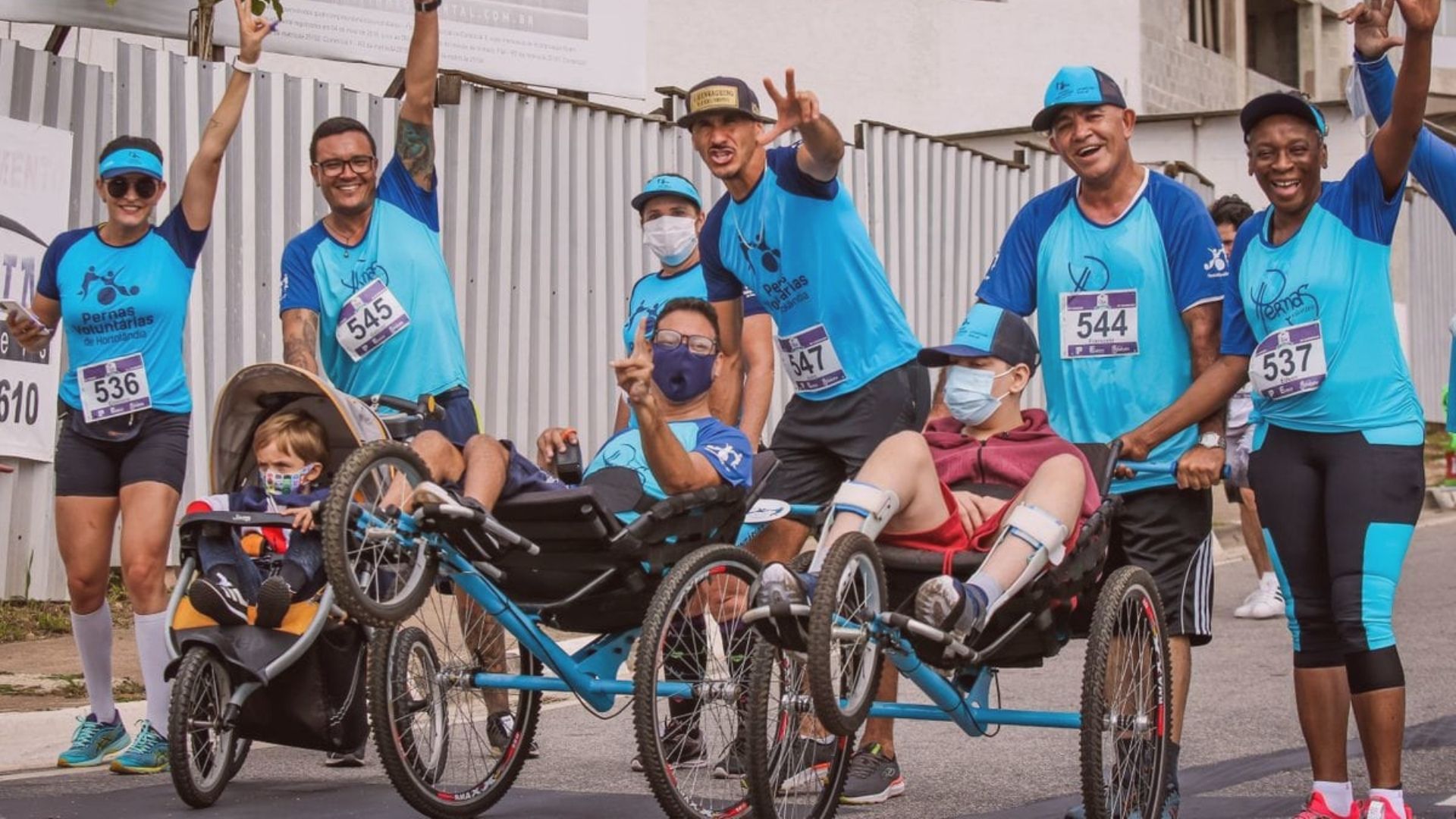 O projeto adapta triciclos e bicicletas para permitir que pessoas com mobilidade reduzida participem de corridas de rua.