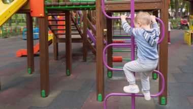 4 dicas para prevenir contato ou intoxicação das crianças por chumbo Muitos objetos podem conter chumbo: utensílios de cozinha, tintas, brinquedos em praças e parques, maquiagens, joias e bijuterias.