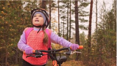 Tendência com queda na pandemia, andar de bicicleta exige item essencial de segurança O capacete deve estar corretamente ajustado, ficando centrado na parte superior da cabeça e a tira de segurança deve ficar firme.