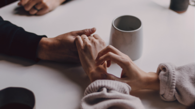 6 dicas para amenizar uma dificuldade conjugal É importante que haja um compromisso real de ambos, principalmente o compromisso de resolver os problemas com paciência e parceria.