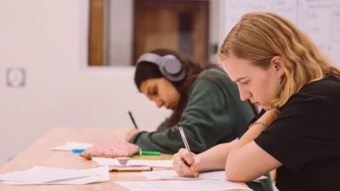 Adolescentes no Ensino Médio: a escolha dos próximos passos rumo ao futuro Em 2022 entraram em vigor as alterações no Ensino Médio. Os adolescentes passam a ter mais liberdade no currículo escolar.