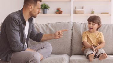 “Engula o choro!” Meninos devem aprender a manejar emoções, não sufocá-las Se o menino se acostuma a não expressar suas emoções e guardá-las para si mesmo, problemas podem surgir na vida adulta.