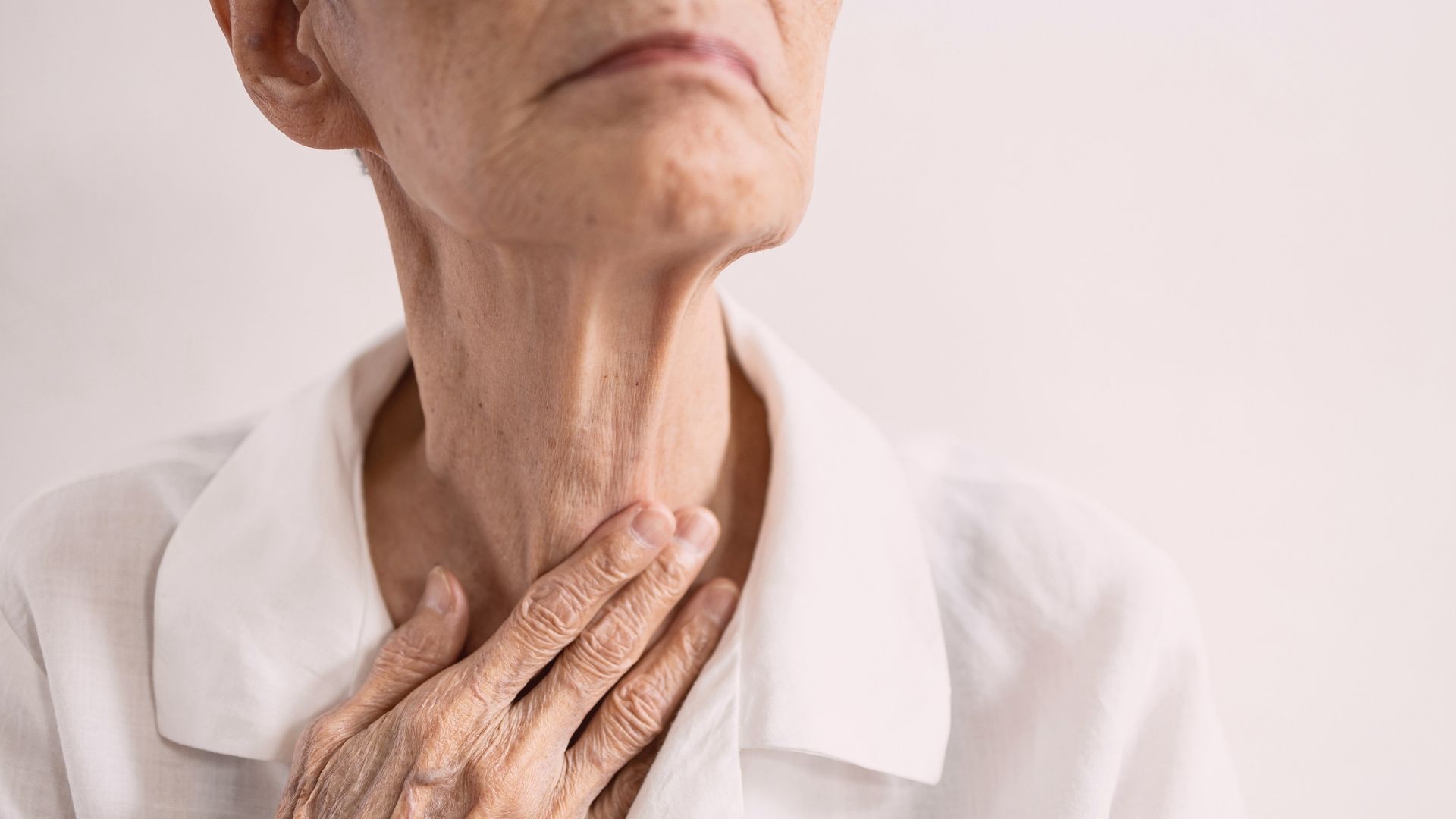 Problemas na deglutição podem levar a pneumonias, responsáveis por até metade das mortes dos idosos.