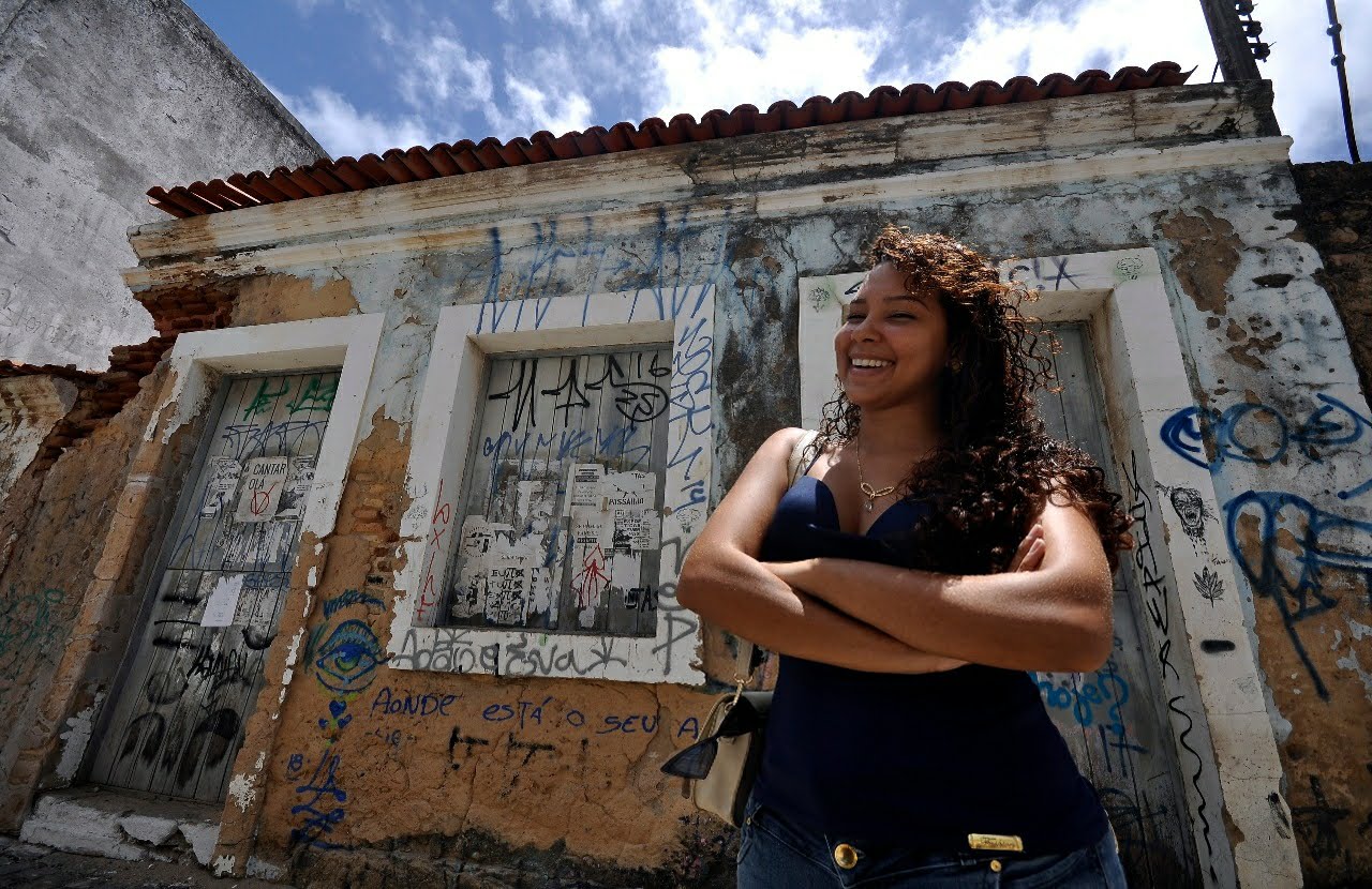 Ao superar traumas da infância, Fernanda criou uma ONG que reforma casas e instituições em situação de vulnerabilidade social.