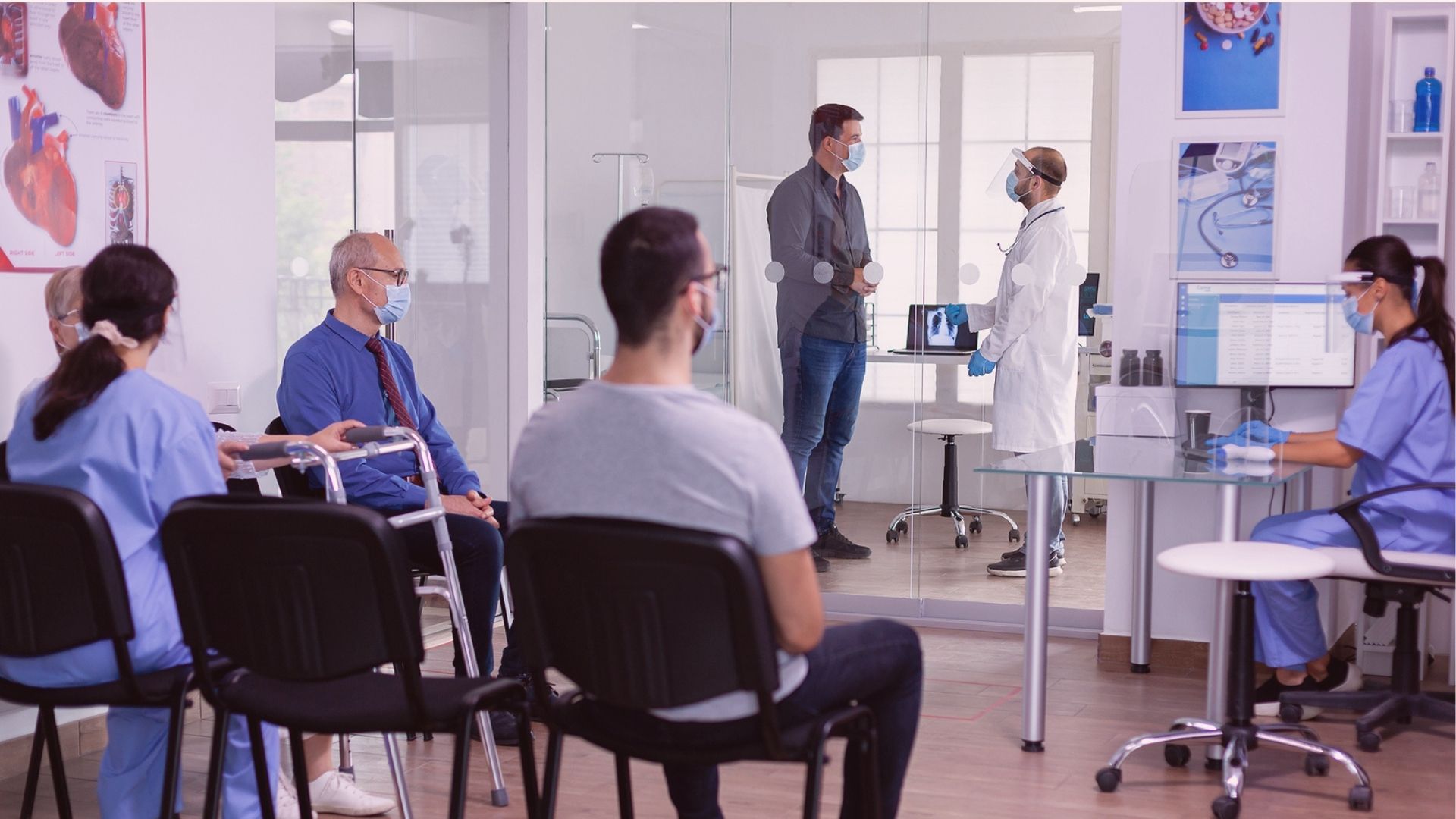 Alguns lugares e situações ainda exigem atenção para o uso de máscara, ainda mais se o indivíduo tiver comorbidade e idade avançada.