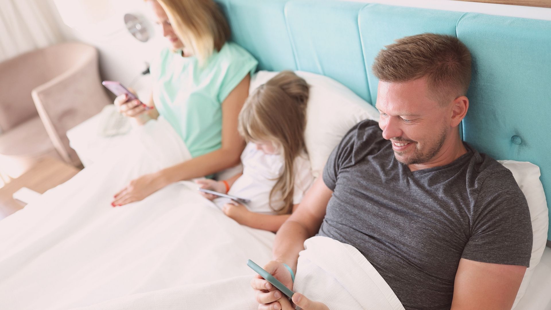 Apesar de as restrições sociais já não existirem mais como eram em 2020, o maior uso de dispositivos eletrônicos se tornou um hábito familiar.