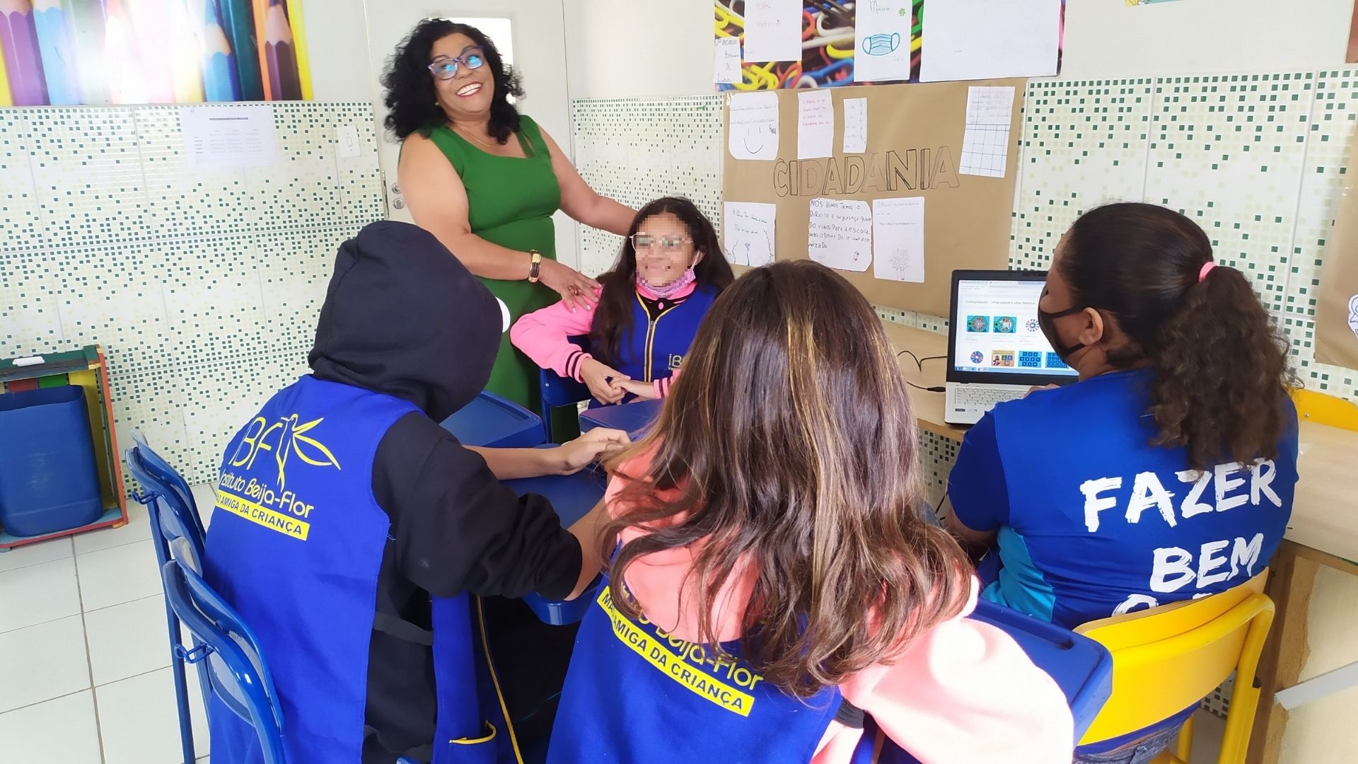 Neide, motivada por sua irmã, criou o Instituto Beija Flor, que atende crianças e adolescentes em vulnerabilidade social.