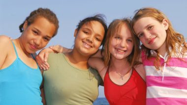 Como ajudar as meninas a forjarem seu caráter O livro "Criando uma filha forte em uma cultura tóxica" traz lições para os pais ajudarem as filhas a desenvolverem seu caráter.