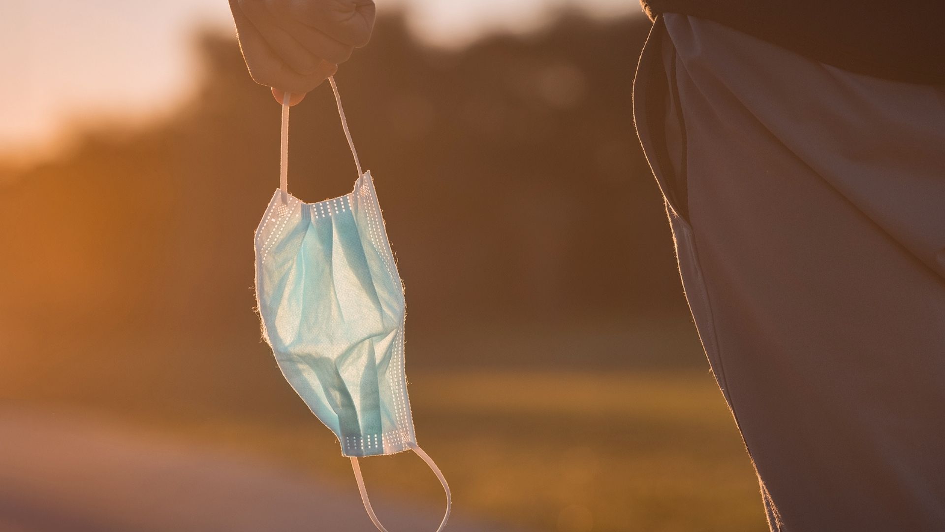 Vestir a máscara em determinadas situações pode trazer benefícios, como a proteção de colegas ao apresentar sintomas de gripe.