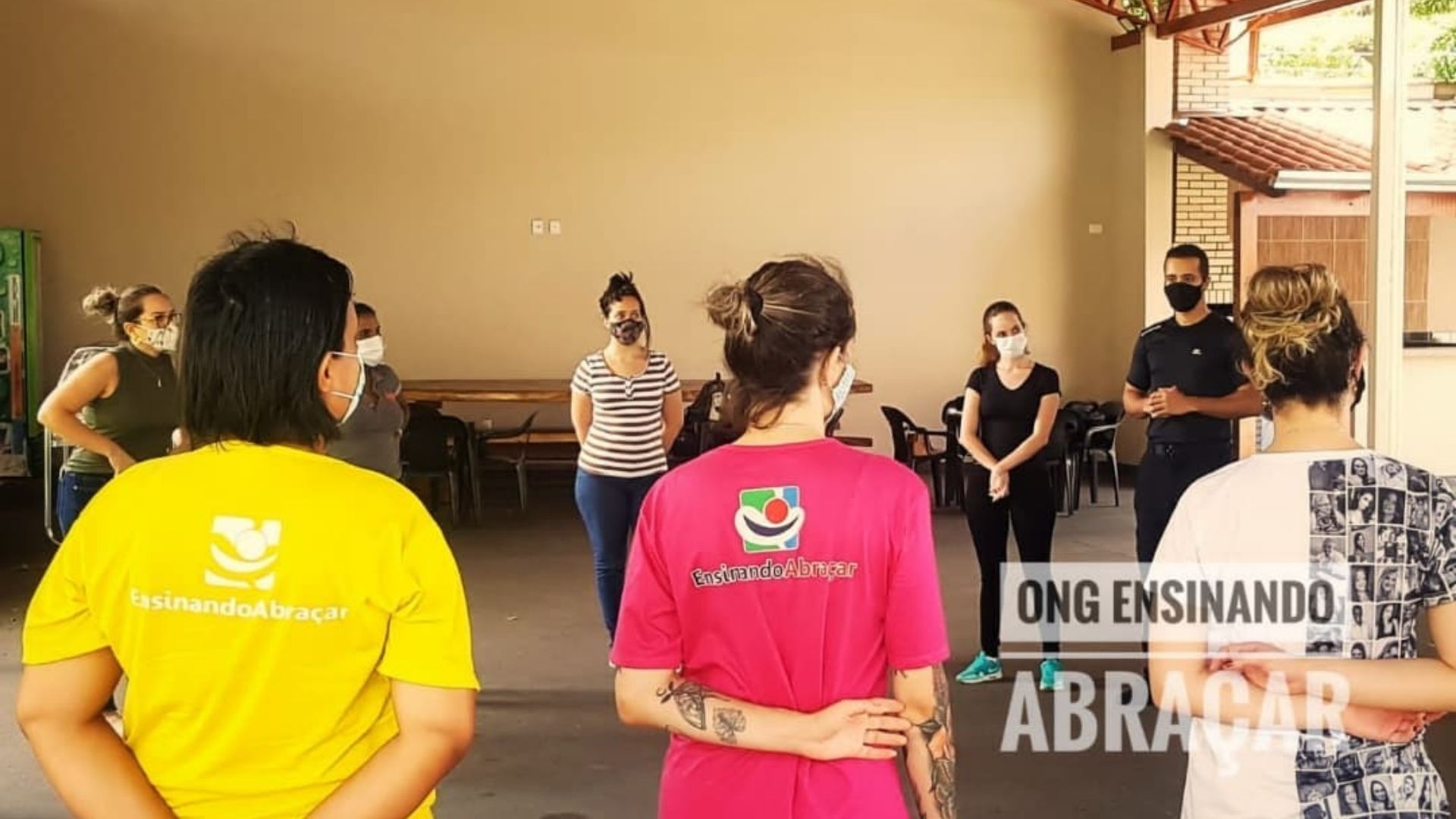 Voluntárias do projeto Bem te quer participam de capacitação sobre defesa pessoal para mulheres.