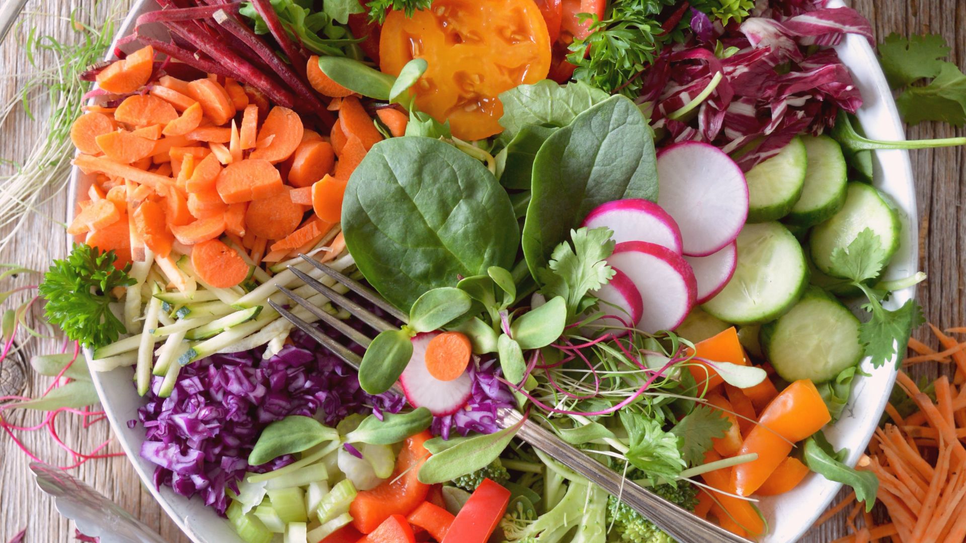Pesquisa analisa dados de 400 mil pessoas e destaca que, sozinho, hábito de comer vegetais cozidos não impacta tanto no coração.