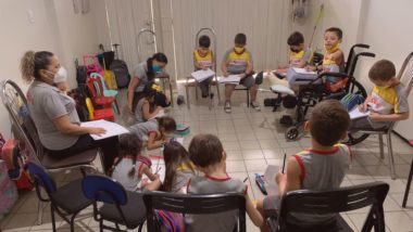 Aluno de 6 anos fratura a perna, e professora leva a sala de aula para a casa dele Vitor Manuel, de 6 anos, desenvolveu crise de pânico no período de repouso e ficou muito feliz ao ver sua turma em casa, no Ceará.