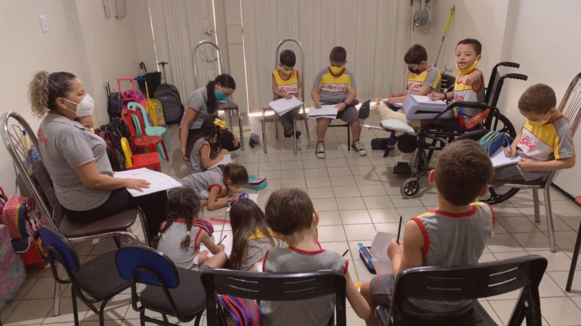 Vitor Manuel, de 6 anos, desenvolveu crise de pânico no período de repouso e ficou muito feliz ao ver sua turma em casa, no Ceará.