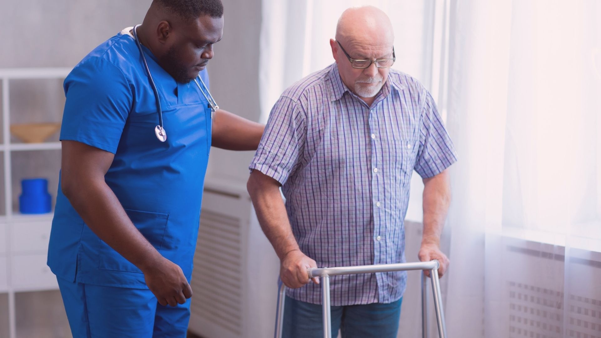 Quando encontrados juntos, fatores antecipam piora no desempenho físico de idosos e devem ser revertidos com exercícios.